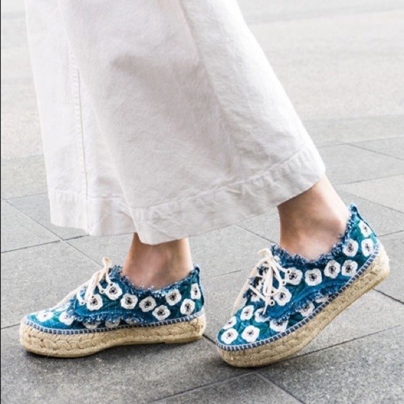 LOEFFLER Randall Espadrilles Blue and White Flowers - Picture 2 of 12